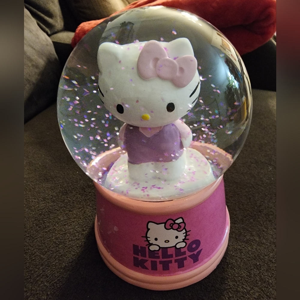 NWT HELLO KITTY WATERGLOBE💖